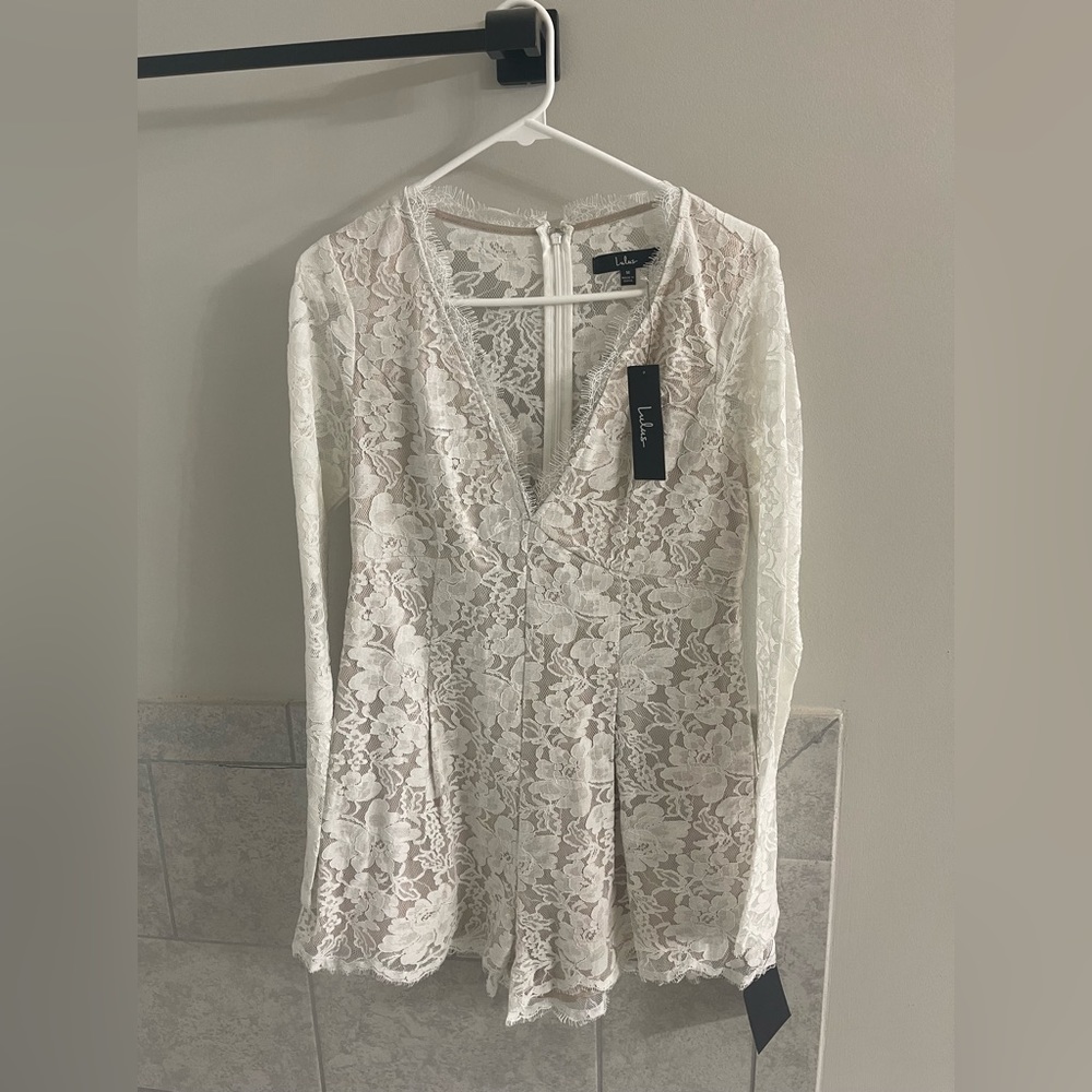 Lulu’s white lace long sleeve romper Size Medium. Pockets. NWT